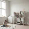 Medinė montessori spinta-kabykla su lentynomis drabužiams ir batams